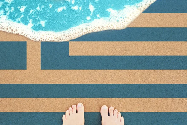 Pés na praia de areia ensolarada com bandeira. Vista de cima no surf . — Fotografia de Stock