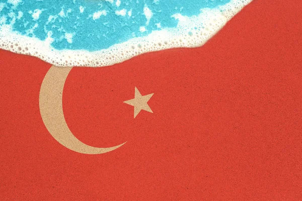 Sea Wave på den soliga sand stranden med flaggan Turkiet. Vy uppifrån — Stockfoto