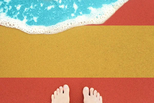 Θαλάσσιο κύμα στην ηλιόλουστη αμμώδη παραλία με σημαία της Ισπανίας. Προβολή από πάνω — Φωτογραφία Αρχείου
