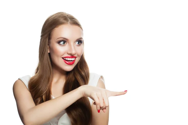 Feliz mujer sorprendida modelo apuntando dedo aislado en blanco — Foto de Stock