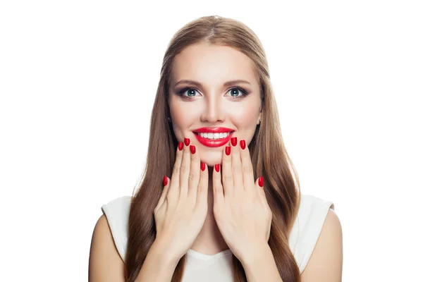 Mulher feliz isolado em fundo branco. Menina sorridente com manicure vermelho e maquiagem lábios vermelhos, rosto bonito — Fotografia de Stock