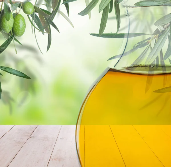 Olives on olive tree. Season nature image. Beautiful Sunny day for Harvest. Green background — Stock Photo, Image