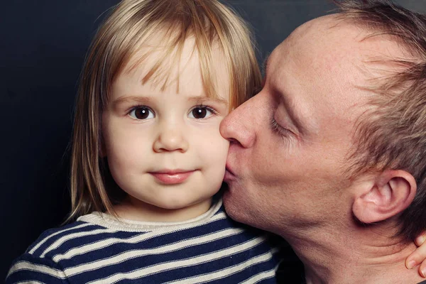 愛らしい子供と父。お父さんは彼女の赤ちゃん、愛する家族をキス — ストック写真