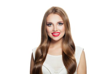 Beyaz üzerinde izole uzun sağlıklı saç ile gülümseyen model kadın