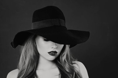 Klasik şapka şehvetli kadın modeli siyah ve beyaz portre