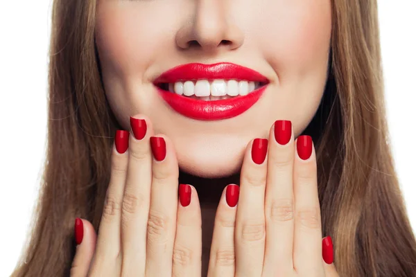 Mãos de mulher com unhas vermelhas manicured e maquiagem lábios vermelhos — Fotografia de Stock