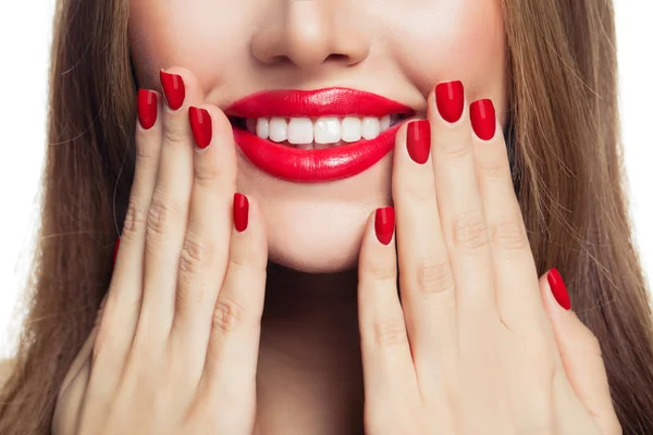 Uñas rojas y maquillaje de labios rojos. Manicura y belleza —  Fotos de Stock