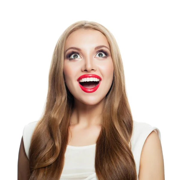 Довольно удивлена модель с длинными рыжими волосами и макияжем изолированы — стоковое фото