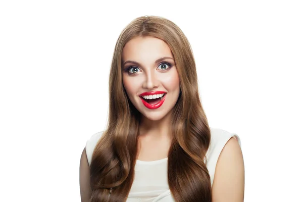 Bella modella sorpresa con lunghi capelli rossicci e trucco isola — Foto Stock