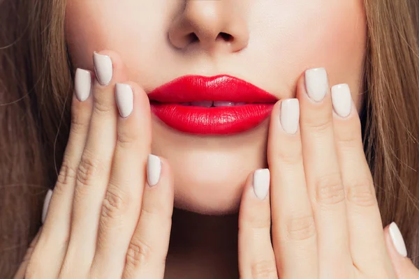 Unhas de manicure e lábios femininos vermelhos — Fotografia de Stock