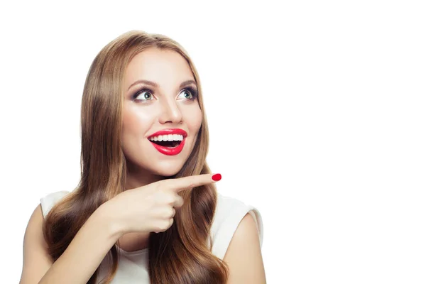 Hermosa mujer modelo sorprendida sonriendo y señalando dedo aislado sobre fondo blanco — Foto de Stock