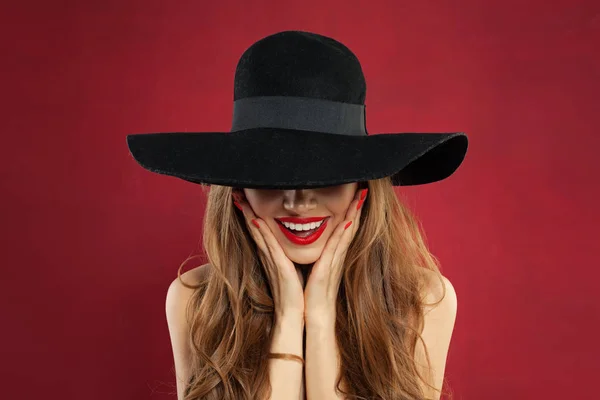 Lycklig modell kvinna med röda läppar makeup och manikyr på rött — Stockfoto