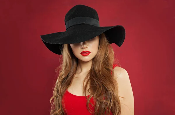 Siyah şapka giyen kırmızı dudaklar makyaj ile güzel model — Stok fotoğraf