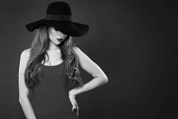 Ritratto in stile retrò di bella modella donna in cappello . — Foto Stock