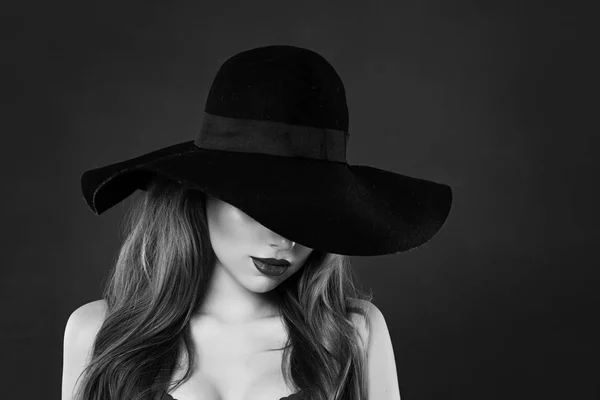 Magnifique modèle en chapeau classique, portrait noir et blanc — Photo