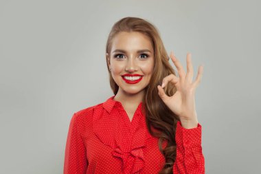 Güzel model kadın gösteren ok işareti