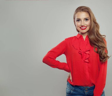 Beyaz arka planda gülümseyen kadın öğrenci, portre