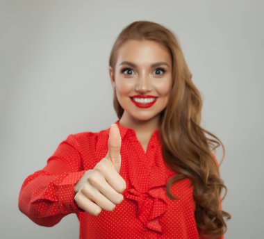 Başparmak işareti. Kadın el başparmak yukarı gösteren