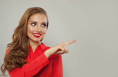 Beyaz arka plan üzerinde işaret mutlu çekici model