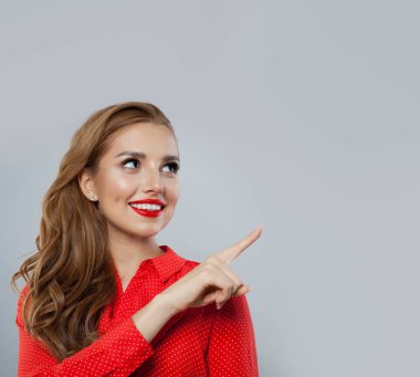 Güzel model parmak işaret ve beyaz arka planda gülümseyen