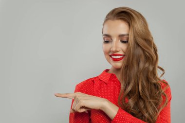 Makyaj ve uzun kıvırcık saçlı bir kenara işaret çekici modeli 