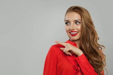 Gülen model kadın beyaz arka planda parmak işaret