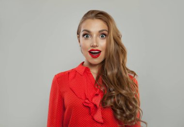 Açık ağız ile sürpriz model. Makyaj ile güzel kadın