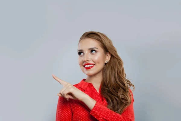 Alegre modelo apunta hacia arriba sobre fondo blanco —  Fotos de Stock