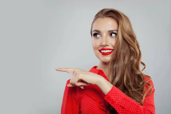 Exitosa modelo mujer señalando a un lado sobre fondo blanco —  Fotos de Stock