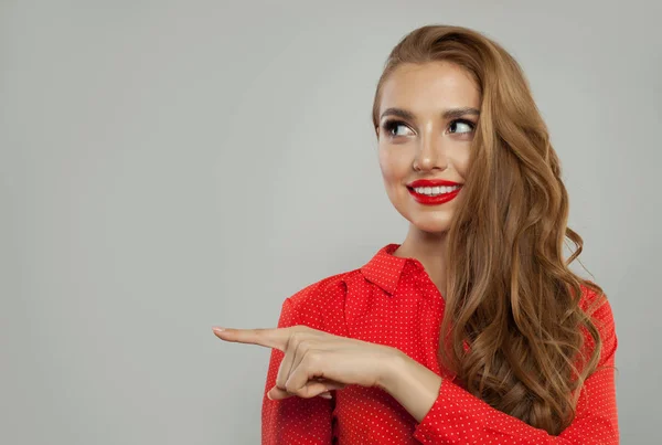 Gai portrait de femme modèle. Jolie fille souriant et pointant — Photo