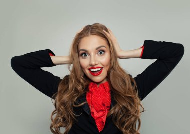 Mutlu model kafasına el tutuyor. Sürpriz kadın portre