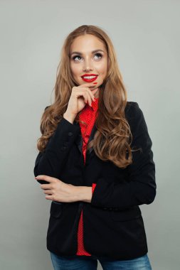 Mutlu model düşünme ve beyaz arka planda bakıyor. 