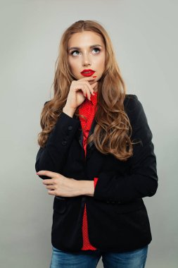 Beyaz arka planda görünümlü güzel model kadın. 