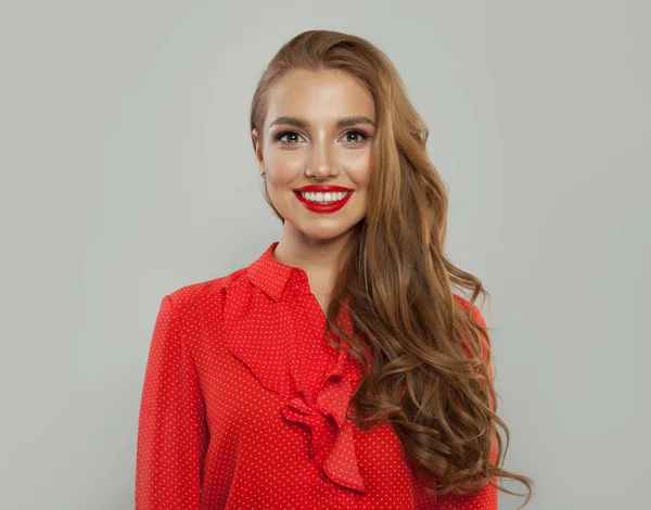 Beyaz arka planda güzel gülümseyen model kadın portresi