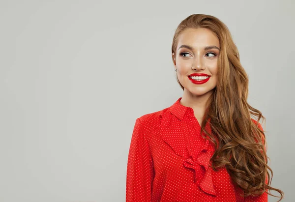 Modelo feliz bonita sorrindo e olhando para o lado no branco — Fotografia de Stock