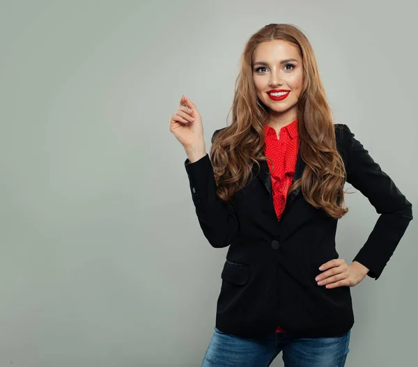 Modelo bonito sorrindo no fundo branco. Estudante ou mulher de negócios — Fotografia de Stock