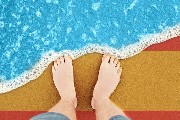 Havs vågor på sand strand med flagg Spanien. Topp utsikt på havssurf. — Stockfoto