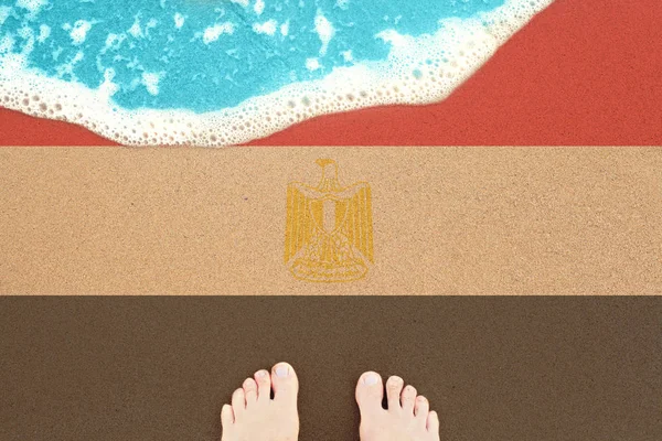 Πόδια στην ηλιόλουστη αμμώδη παραλία με σημαία Αίγυπτος. — Φωτογραφία Αρχείου