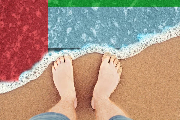 Δύο πόδια στην ηλιόλουστη αμμώδη παραλία με σημαία ς. Κορυφαία θέα στη θάλασσα — Φωτογραφία Αρχείου