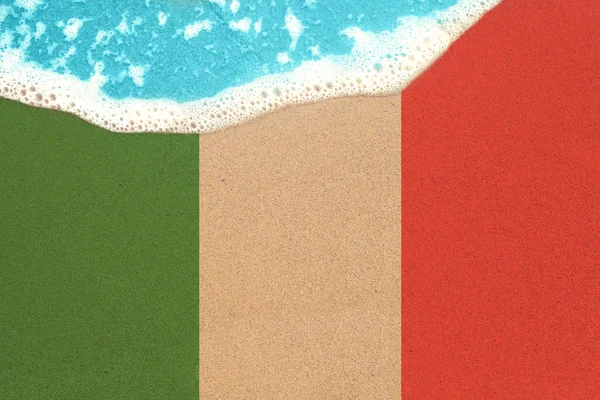 Ola de mar en la soleada playa de arena con bandera de Italia. Vista desde arriba — Foto de Stock