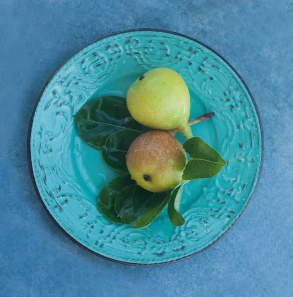 Auténticos alimentos orgánicos. Dos peras en el plato. Delicias italianas — Foto de Stock