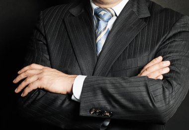 elleri kolları ile bir takım elbiseli bir adam yakın