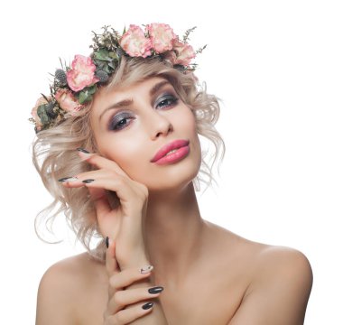 Makyaj ile çekici kadın, sarışın kıvırcık saç ve manikür çivi