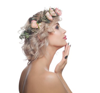 Beyaz üzerinde izole çiçek taç giyen model kadın. 