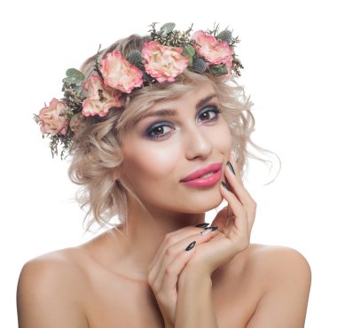 Kısa saç kesimi, makyaj, manikürlü çivi ile Pretty model 