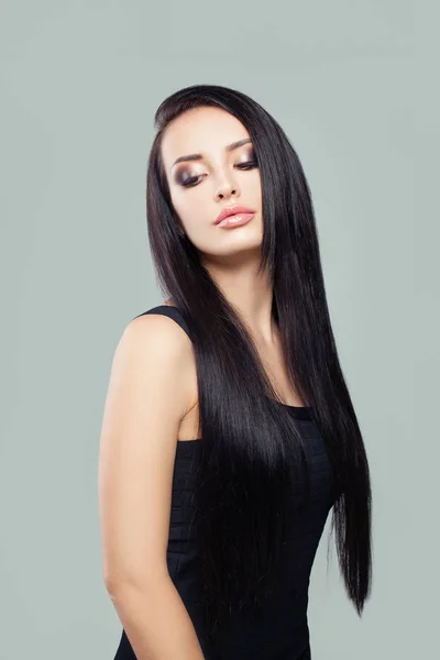 Stílusos fiatal nő barna hosszú egészséges tökéletes egyenes haj és smink — Stock Fotó
