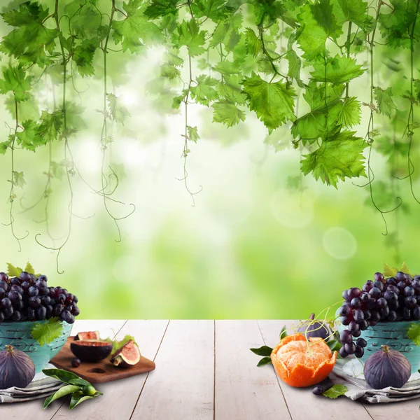 Früchte auf hellem Holztisch im sonnendurchfluteten Garten. natürlicher Morgen — Stockfoto