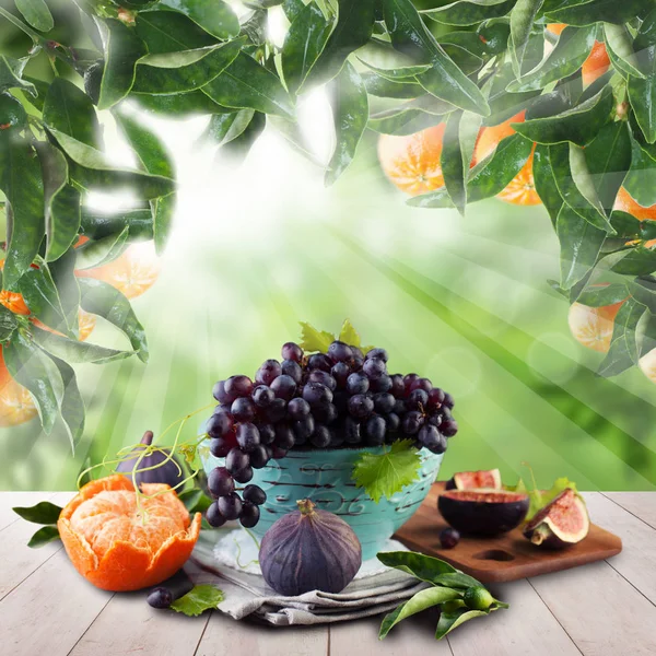 Frutas no jardim de mesa de madeira. tangerinas naturais em luz solar verde fundo da manhã — Fotografia de Stock