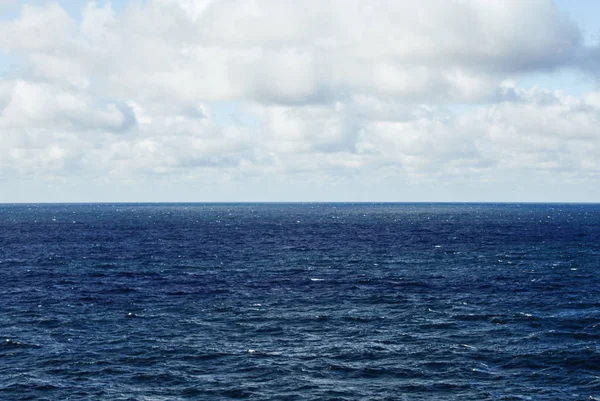Μπλε ουρανός με σύννεφα. Έννοια της θαλάσσιας φύσης — Φωτογραφία Αρχείου