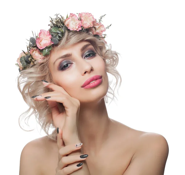 Mujer atractiva con maquillaje, cabello rubio rizado y uñas de manicura —  Fotos de Stock